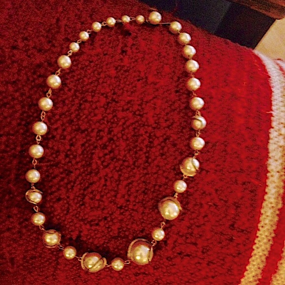 Elegance Gold toned Faux Pearl Necklace